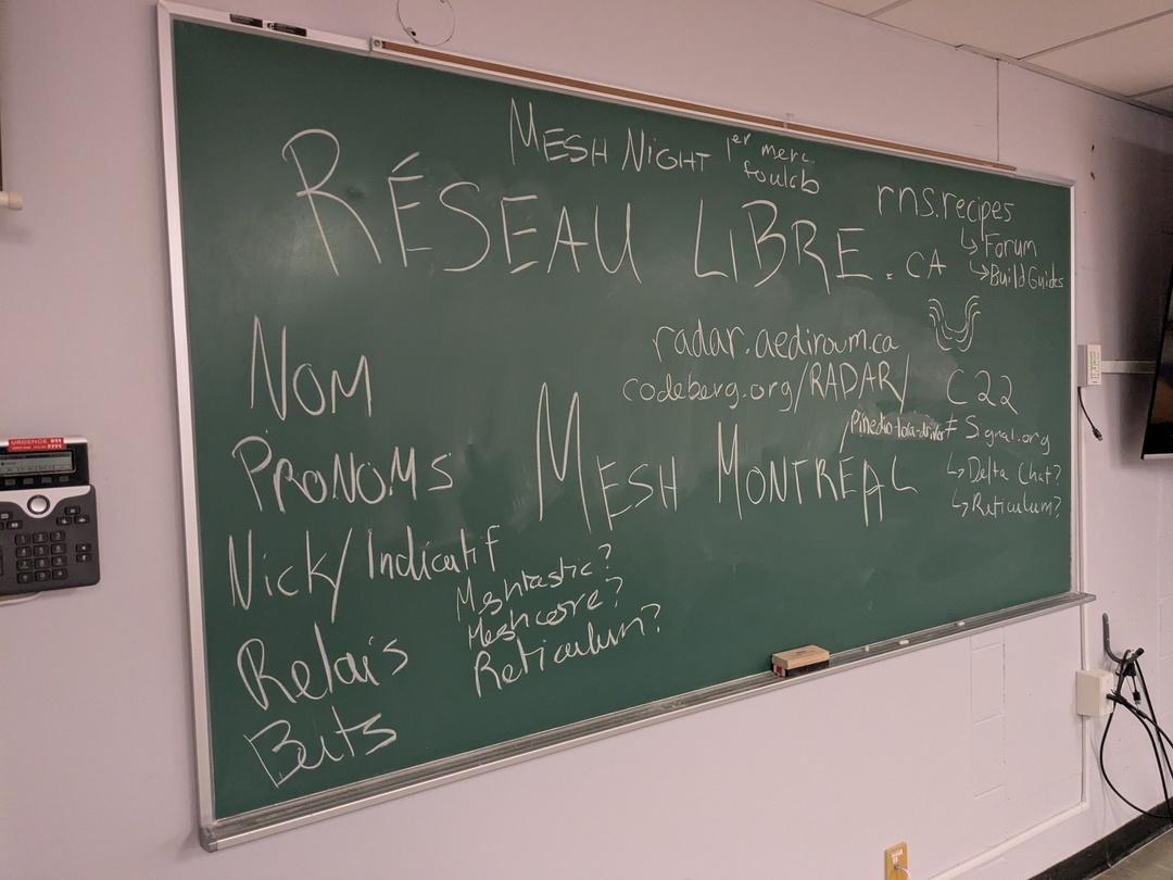 Photo d'un tableau vert présentant l'agenda